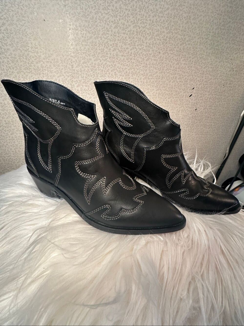 NWT Chinese Laundry ankle boots